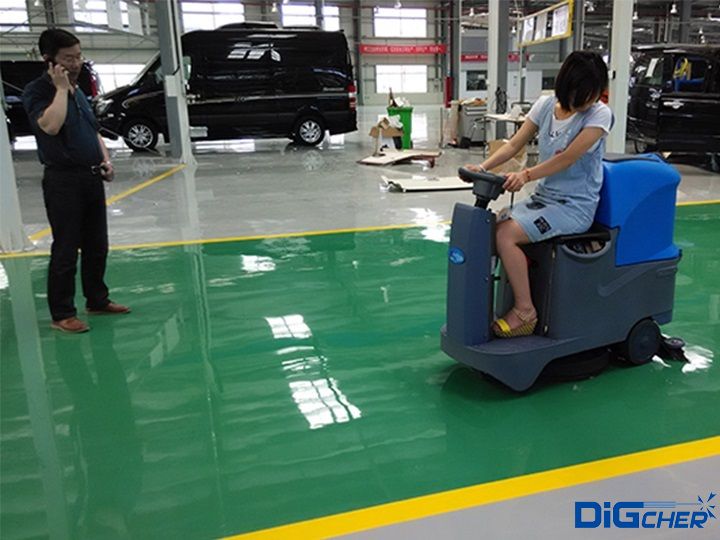 洗地機(jī)在工廠(chǎng)車(chē)間作業(yè)