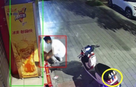 AI視頻監(jiān)控畫面曝光，臨街超市戶外冰柜屢次被盜
